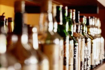 மலிவான விஸ்கியை எடுத்துச் சென்று அதிக விலைக்கு விற்கும் சேவகர்கள்!