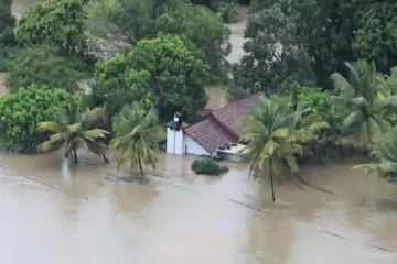 தமிழர் பகுதியில் நீர்த் தாங்கியிலிருந்து சிவப்பு கொடியுடன் உதவி கோரிய குடும்பம் ; தேடும் வான்படை