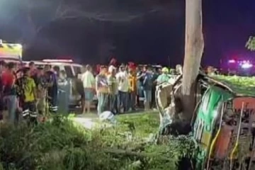 தாய்லாந்தில் சுற்றுலா பேரூந்து விபத்துக்குள்ளானதில் 5 பேர் உயிரிழப்பு