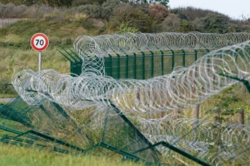 புலம்பெயர்வோரை தடுக்க 1,000 அடி நீள வேலி அமைக்க பிரான்ஸ் திட்டம்