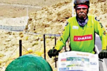 80வது பிறந்தநாளை கொண்டாட..  2 மாதம் தொடர்ந்து சைக்கிள் ஓட்டி லடாக் சென்ற சூப்பர் ஹீரோ தாத்தா