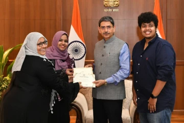 பிரபல யூடியூபரை அழைத்து விருந்து குடுத்த ஆளுநர் ஆர்.என்.ரவி - வைரலாகும் வீடியோ!