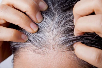 வெள்ளை முடியால் தொல்லையா? இதனை போக்க வாரம் ஒருமுறை இவற்றை பயன்படுத்தினாலே போதும்!