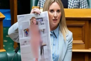 இதுதான் என் ஆடையில்லா ஃபோட்டோஸ் - நாடாளுமன்றத்தில் ஷாக் கொடுத்த பெண் எம்பி!