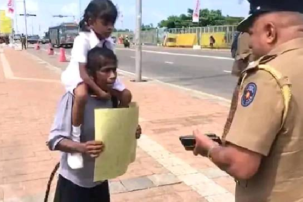 பிள்ளையின் கல்விக்காக ஒரு தாயின் ஓர்மப் போராட்டம் - கொழும்பில் சம்பவம் | Mother S Protest For Childs Education In Sri Lanka