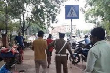 மது போதையில் இளைஞர்கள் குழு அட்டகாசம்- ஆசிரியருக்கு ஏற்பட்ட பரிதாப நிலை!