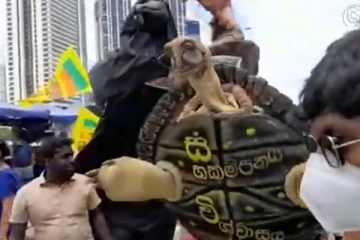 කපුටන් ,ඉබ්බන්,ඔලු බක්කන් සමගින් ගාලු මුවදොරට ආ අරගලකරුවන් - නවතම දර්ශන..(VIDEO)