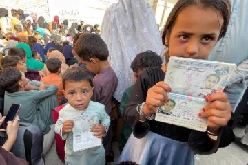 காபூலில் ஐ.எஸ் வெறியாட்டம்... கடவுச்சீட்டுகளுடன் உதவி கேட்டு கெஞ்சிய பிரித்தானிய சிறார்கள்