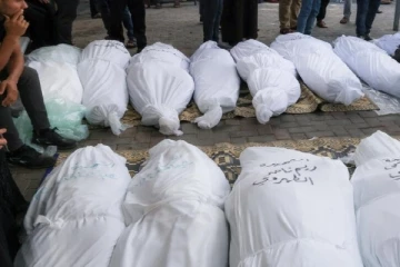 காசாவில் பெரும் அவலம் : மருத்துவமனை வளாகத்தில் புதைக்கப்பட்ட நூற்றுக்கு மேற்பட்ட சடலங்கள் (காணொளி)