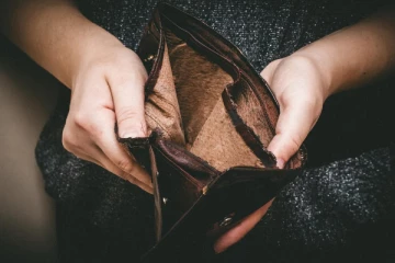 கையில் பணமில்லையா? கழுத்தை நெறிக்கும் கடன் பிரச்சினையில் இருந்து தப்பிக்க இந்த பரிகாரம் போதும்! உடனே செய்யுங்க