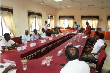 ஜனாதிபதியும் பிரதமரும் உடனடியாக பதவி விலகவேண்டும்: தீர்மானம் நிறைவேற்றம்