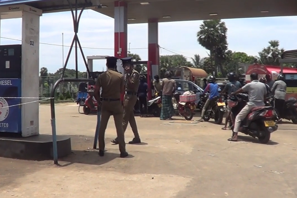 எரிபொருளுக்காக காத்திருப்போரிடம் மோசடி - காவல்துறை விடுத்துள்ள எச்சரிக்கை! - ஐபிசி தமிழ்