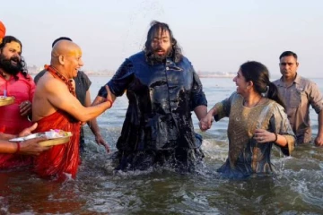 மகா கும்பமேளா!! நீராடிய அம்பானி மகன் அனந்த் அம்பானி!! கலாய்க்கும் நெட்டிசன்கள்..