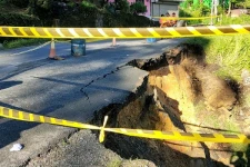 ஹட்டன் - கொழும்பு வீதியின் வட்டவளை பகுதியில் தாழிறக்கம்! சாரதிகளுக்கு பொலிஸார் எச்சரிக்கை