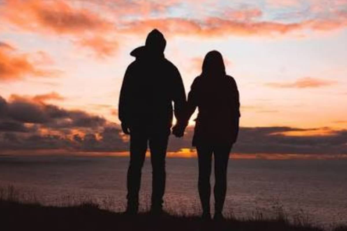 வீடொன்றை அதிரடியாக முற்றுகையிட்ட பொலிஸார் - இளம் தம்பதி கைது | Couple Arrested In A House வீடொன்றை அதிரடியாக முற்றுகையிட்ட பொலிஸார் - இளம் தம்பதி கைது | Couple Arrested In A House