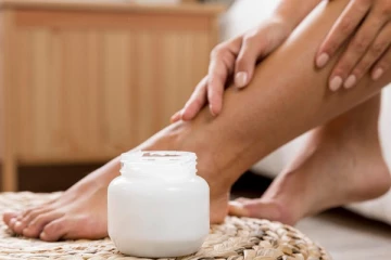 கருமையான கால்களை வெள்ளையாக மாற்றும் கிரீம் - வீட்டிலேயே தயாரிப்பதற்கு என்ன செய்யலாம்?