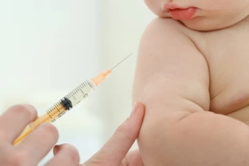தவறான தடுப்பூசியால் பச்சிளம் குழந்தையின் கை பறிபோகும் நிலை