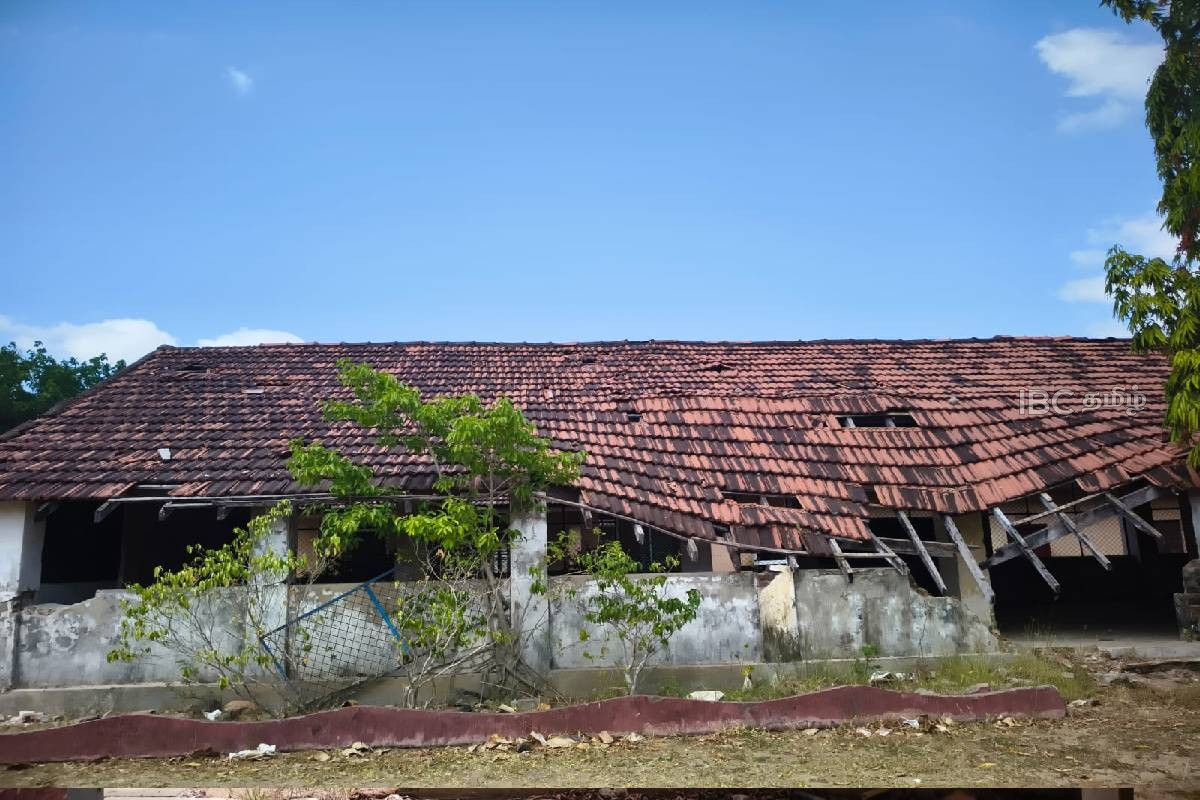 இடிந்து விழும் நிலையில் பாடசாலை கட்டிடம் : அலட்சியத்துடன் அதிகாரிகள் | School Building In A State Of Collapse