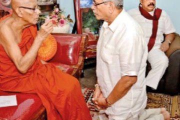 ஆசிபெற சென்ற பீரிஸ் முன்பாகவே கோட்டாபய அரசை கடுமையாக விமர்சித்த தேரர்