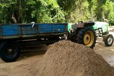 இரணைமடு குளத்தின் கீழ் உள்ள ஆற்றுப்பகுதிகளில் மண் அகழ்ந்தவர் கைது