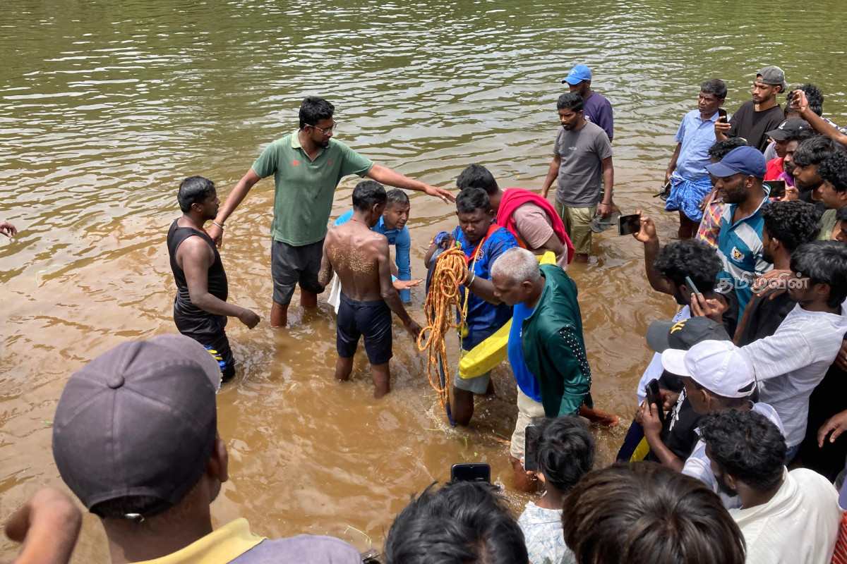 லிந்துலையில் நீரில் மூழ்கிய மாணவன் - சடலமாக மீட்பு | Search Continues Second Day For Student In Lindula லிந்துலையில் நீரில் மூழ்கிய மாணவன் - சடலமாக மீட்பு | Search Continues Second Day For Student In Lindula
