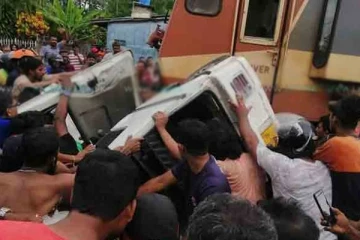 புகையிரதத்துடன் மோதிய வேன்