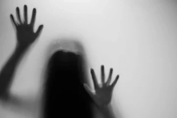 17 வயது மாணவி; பல மாநிலங்களில் மூன்றரை மாசமா சீரழித்த கொடூர கும்பல்!