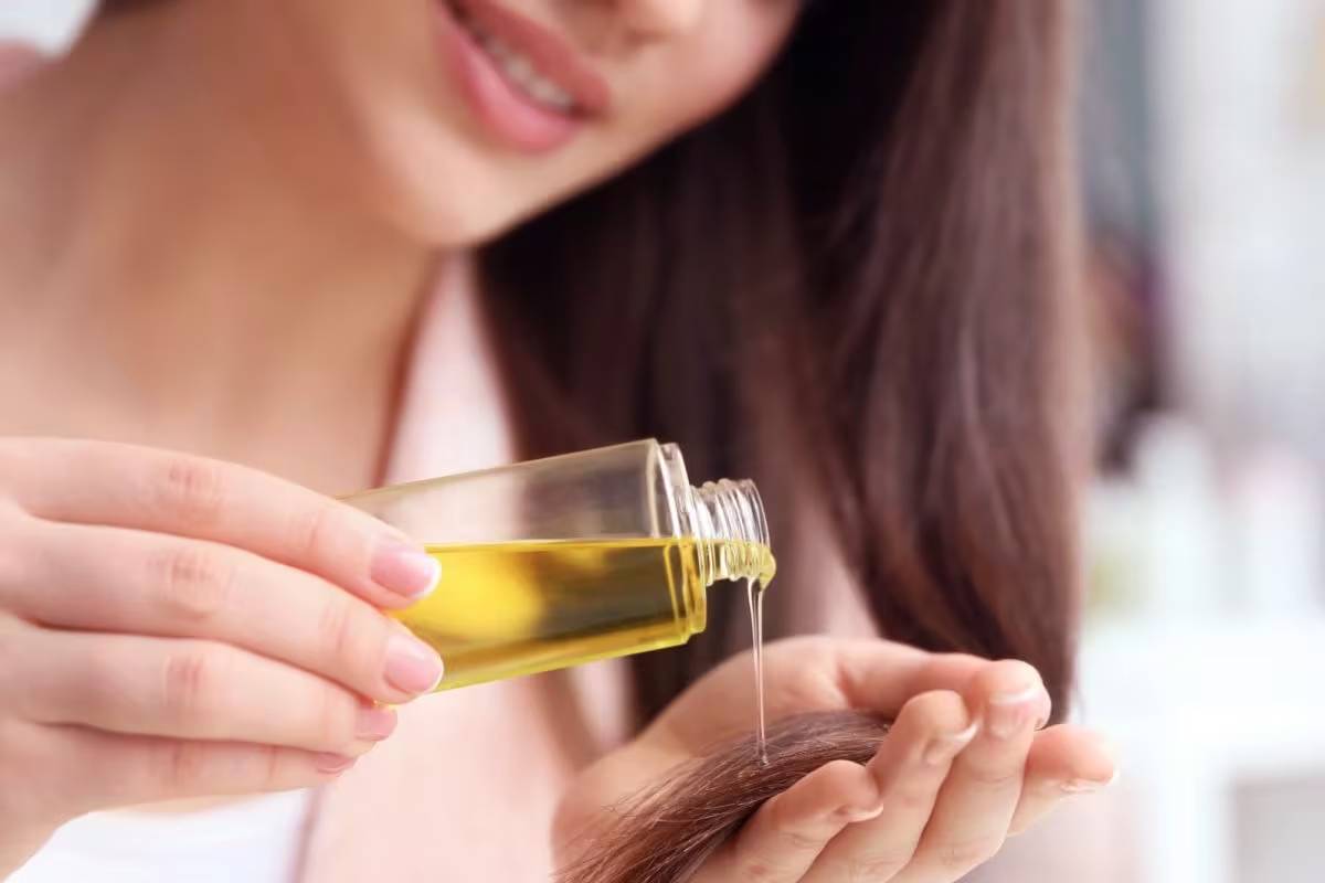 இரவில் உறங்கும் முன் தலைக்கு மறந்தும் எண்ணெய் வைக்காதீங்க! மீறினால் இந்த பிரச்சனை வரும் | Hair Care Tips Does Putting Oil On Your Hair Night