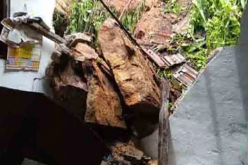 வீட்டின் மீது விழுந்த பாறையால் குடும்பஸ்தருக்கு நேர்ந்த சோகம்