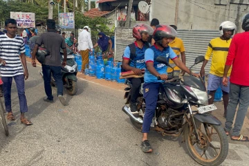 மன்னாரில் எரிவாயு விற்பனை முகவர் மற்றும் பொதுமக்களுக்கிடையில் வாய்த்தர்க்கம் (PHOTOS)