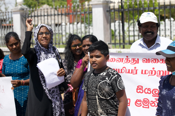 சிறுவர் மற்றும் பெண்களுக்கெதிரான வன்முறைகளுக்கு எதிராக கவனயீர்ப்பு போராட்டம் முன்னெடுப்பு (Photos) | Attention Mullaitivu Violence Children And Women