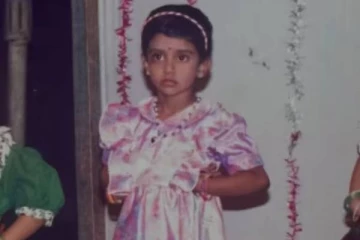 சிறுவயதில் செம கியூட்டாக இருக்கும் இந்த மெகா சீரியல் நடிகை யார் என்று தெரிகிறதா?