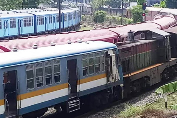 ரயிலுடன் கார் மோதியதில்  02 பேர் வைத்தியசாலையில் : கரையோர சேவைகள் பாதிப்பு | Hospitalized After Car Collides With Train Coastal