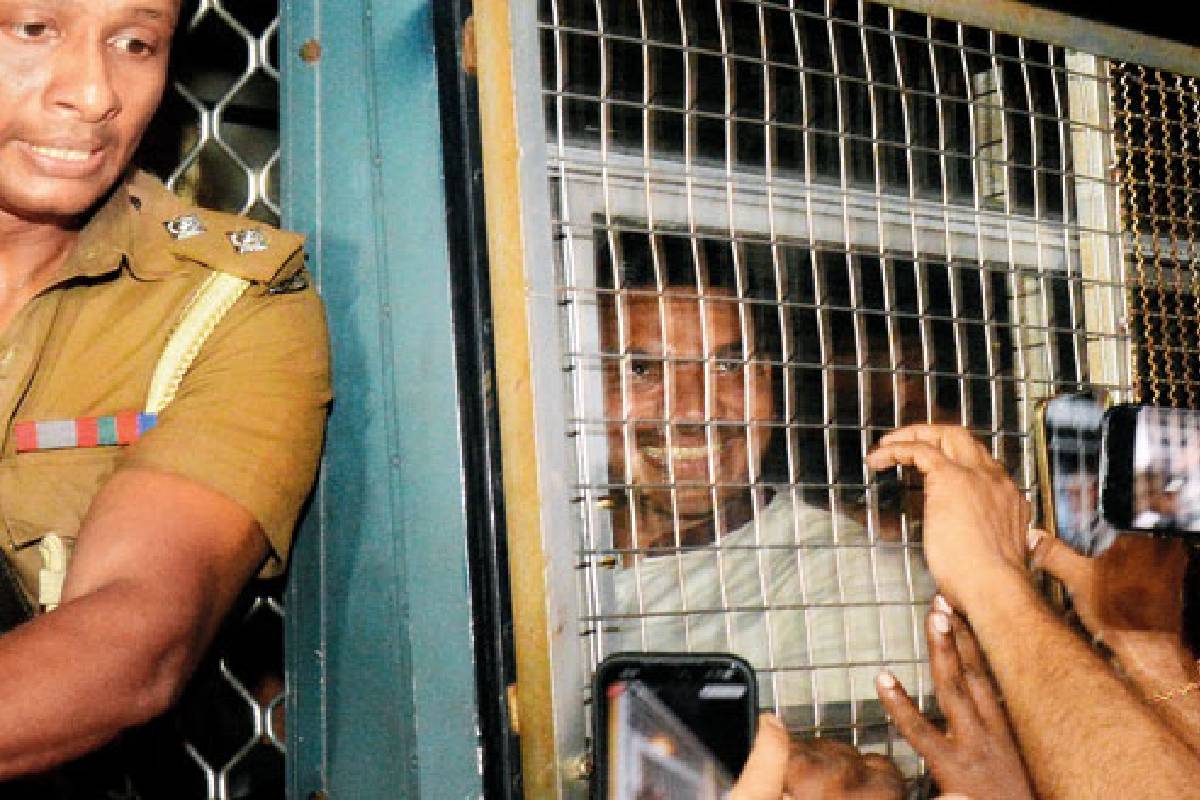 வேகமெடுக்கப்போகும் வழக்குகள்: தீவிரமாகவுள்ள கைது நடவடிக்கைகள் : குலை நடுக்கத்தில் அரசியல்வாதிகள் | Lanka Enters New Phase Of Prosecutions வேகமெடுக்கப்போகும் வழக்குகள்: தீவிரமாகவுள்ள கைது நடவடிக்கைகள் : குலை நடுக்கத்தில் அரசியல்வாதிகள் | Lanka Enters New Phase Of Prosecutions