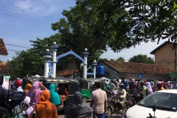 பாடசாலையை முற்றுகையிட்டு மாணவர்களை அழைத்து சென்ற பெற்றோர்! சம்மாந்துறையில் சம்பவம்