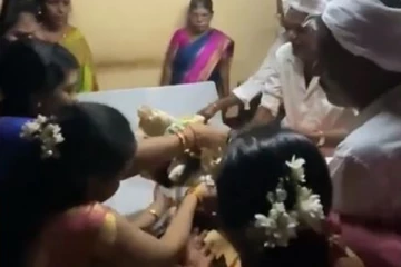 கர்நாடகாவில் விநோதம்!  இறந்த சடலங்களுக்கு விசித்திரமாக நடந்த திருமணச் சடங்கு