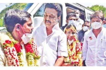 மணக்கோலத்தில் மண்டப வாசலில் காத்திருந்த திருமண ஜோடிக்கு இன்ப அதிர்ச்சி கொடுத்த முதல்வர் மு.க.ஸ்டாலின்!