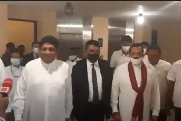 கருத்து தெரிவிக்க மறுத்த மகிந்த - அவசரமாக வெளியேறியமையால் குழப்பம் | Sri Lanka Political Situation Today கருத்து தெரிவிக்க மறுத்த மகிந்த - அவசரமாக வெளியேறியமையால் குழப்பம் | Sri Lanka Political Situation Today