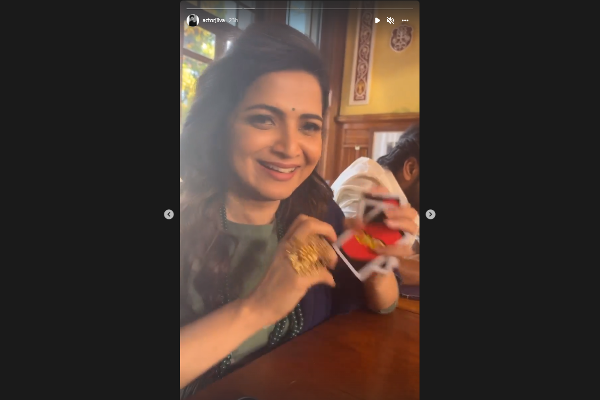 மூன்று நடிகர்களுடன் அந்த விளையாட்டை விளையாடிய தொகுப்பாளினி டிடி.. | Dhivyadharshini Played Cards With Popular Actors