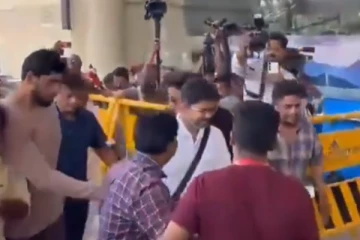 விஜய் ஏர்போர்ட் வந்தபோது சம்பவம்.. மோதலில் பவுன்சர் சட்டை கிழிந்தது