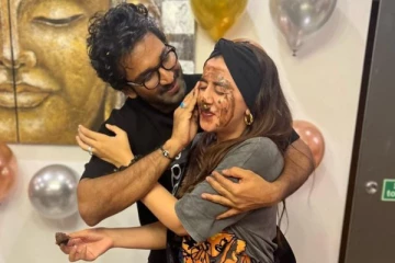 மனைவி பிறந்த நாளை முகத்தில் கேக் பூசி கொண்டாடிய ஆதி.. இன்றுடன் எத்தனை வயது தெரியுமா?