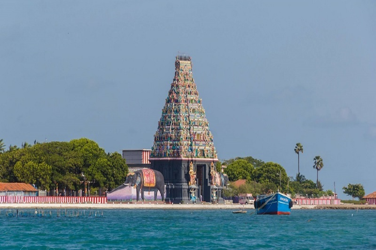 நயினாதீவு நாக பூசணி அம்மன் ஆலயத்தில் நடந்த சம்பவம் ; சிறுவர்கள் உள்ளிட்ட மூவருக்கு பொலிஸார் அதிரடி | Rs 2 1 Million Stolen From Nainativu Donation Box