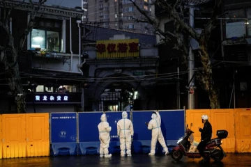 சீனாவை வாட்டி எடுக்கும் கொரோனா;  மிகப்பெரிய நகரம் முடக்கம்!