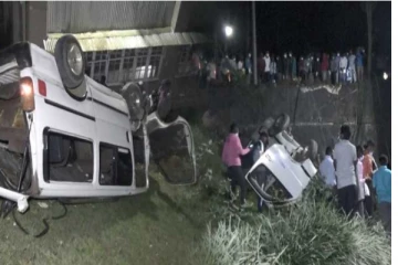 රෝහල් සේවකයින් 16ක් ගමන් කළ වෑන් රථයක් ප්‍රපාතයකට පෙරළෙයි..(VIDEO)