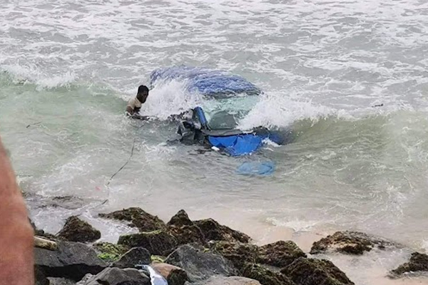 சாரதி தூங்கியதால் கடலில் வீழ்ந்த கார்!(Photos) | A Car That Fell Into The Sea In Vellamadam Area