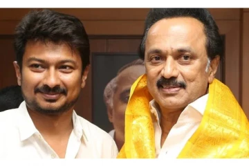 42 வருடங்களுக்கு முன் எடுக்கப்பட்ட தன் அப்பாவின் புகைப்படத்தை டுவிட்டரில் பகிர்ந்த உதயநிதி