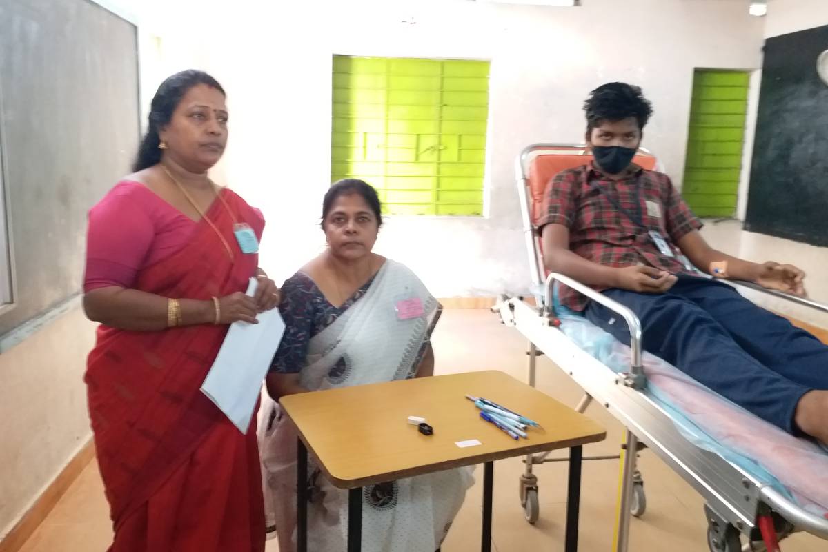 ஆம்புலன்ஸில் வந்து 10ஆம் வகுப்பு பொதுத்தேர்வு எழுதிய மாணவன் | Student Arrives In Ambulance To Write 10Th Exam