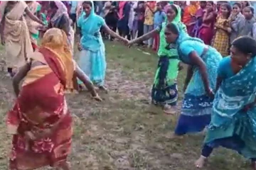 சேலையை மடித்துக் கொண்டு கபடி ஆடும் பெண்கள்! வைரல் வீடியோ