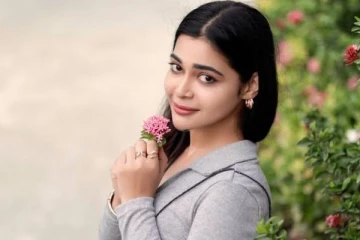 மாடர்ன் உடையில் பிக் பாஸ் புகழ் தர்ஷா குப்தா.. அப்படி ஒரு போஸ்!