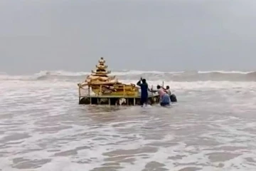 கடலில் மிதந்து வந்த தங்க தேரால் பெரும் ஆச்சர்யம்!